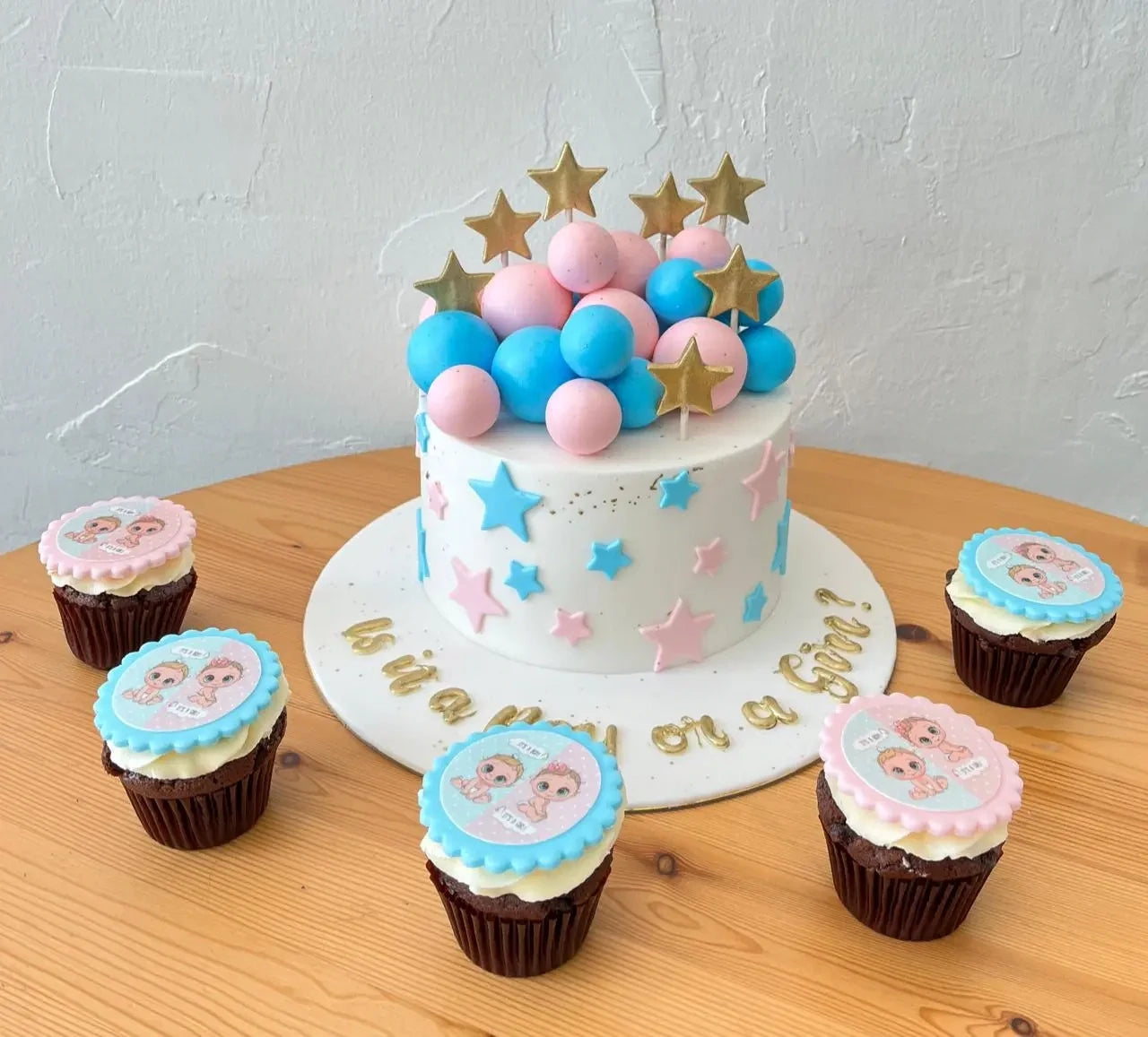 Gender Reveal Cake with 6 Vanilla cupcakes